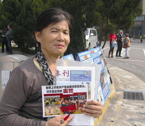 從大陸嫁到台灣的淡水學員李鑫菊每天都到台北故宮講真相勸退。