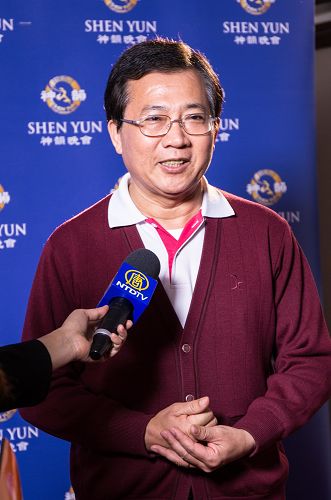 前台南市長施治明說：「全中華民族的人一定要看，神韻創造了心靈最大的寶藏。」