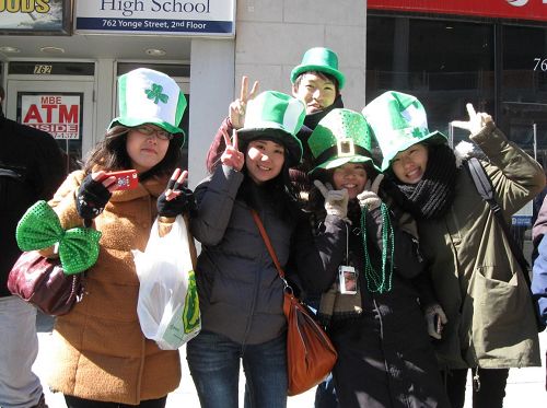 '韓國留學生Ayaka（左二）和她的同學們一起看了遊行，他們對著法輪功的隊伍歡呼和鼓掌。'