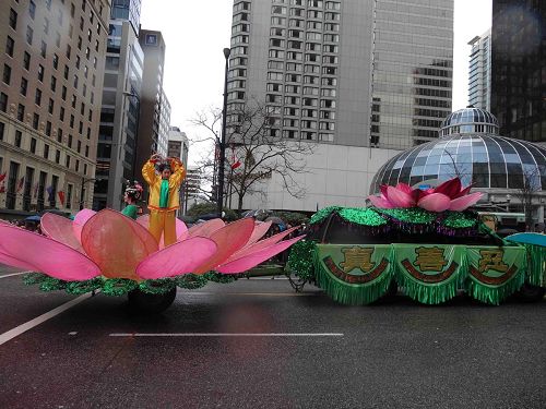 '溫哥華法輪功學員應邀參加溫哥華聖派翠克節遊行，令人精神振奮的腰鼓隊和精美的花車受到兩旁觀眾的歡迎。'