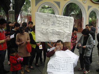 上圖：鄧彩娟的母親在向眾人述說女兒遭受的迫害