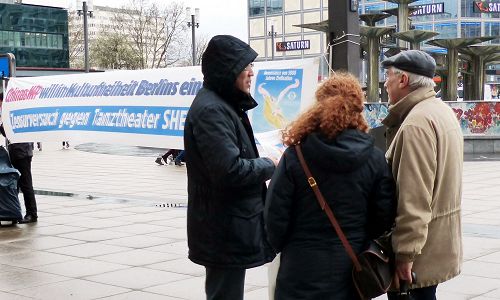 德國法輪功學員在街頭揭露中共對神韻的干擾