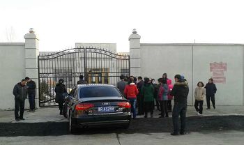 三月二十日家屬和律師在青龍山洗腦班門口