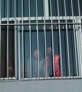 韓建平（沒穿號服）被非法關押在農安五公里拘留所的照片
