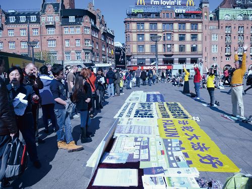 法輪功學員在丹麥哥本哈根市政廳廣場舉辦講真相活動，紀念四•二五