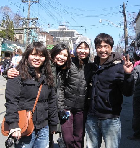 剛從台灣來多倫多三個月的林女士跟她的朋友都非常喜歡天國樂團。