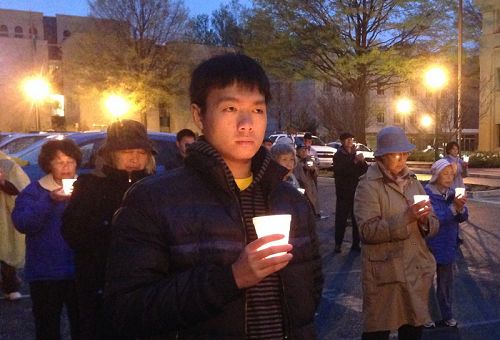 美國華盛頓DC法輪功學員在燭光中悼念被中共迫害致死的中國大陸同修