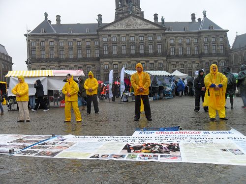 法輪功學員在阿姆斯特丹的皇宮門前達姆廣場舉行講真相活動