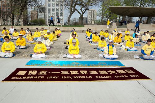 法輪功學員在芝加哥北大街湖濱公園集體煉功，慶祝法輪大法日