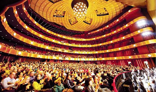 圖6:二零一三年四月二十日到二十八日，享譽全球的神韻藝術團在紐約林肯中心大衛•寇克劇院上演十一場晚會，連續爆滿。每場演出結束觀眾都長時間起立鼓掌，久久不願離開。
