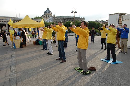 法輪功學員在奧地利總統府廣場演示功法，慶祝法輪大法日