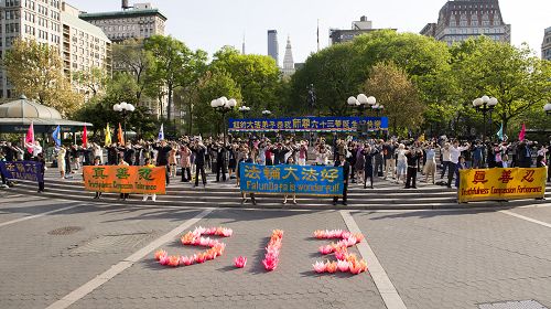 從世界各地前來紐約參加「慶祝第二十二屆世界大法日」系列活動的法輪功學員，來到曼哈頓下城的聯合廣場晨煉，場面祥和。