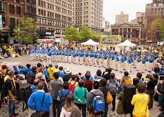 紐約聯合廣場歡歌曼舞慶大法日