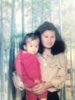 媽媽楊世芬抱著兩歲的我
