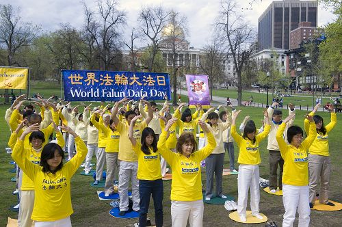 二零一四年五月三日，法輪功學員在波士頓公園集體煉功，慶祝世界法輪大法日