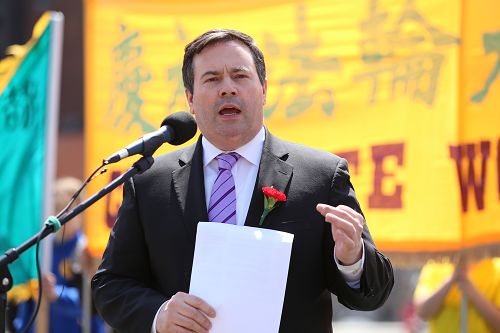 圖：加拿大多元文化部及就業和社會發展部部長傑森﹒康尼在二零一四年法輪大法日慶祝集會上用中文對來賓們說：「法輪大法好！」