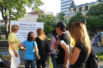 法輪功學員在保加利亞布爾加斯市講真相徵簽