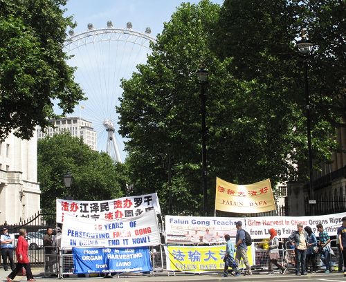 圖1-3：二零一四年六月十七日，英首相卡梅倫與到訪的中共總理李克強會見，法輪功學員從早八點到晚上六點在英國首相府大門對面進行和平抗議。