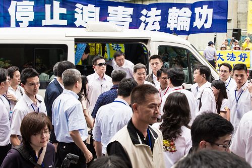 圖7：中共國台辦主任張志軍等人在新北市五股區參訪餅家，法輪功學員高舉「停止迫害法輪功」橫幅。
