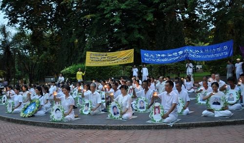 泰國法輪功學員燭光悼念被中共迫害致死的中國大陸同修