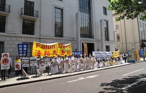 二零一四年七月十二日上午，法輪功學員在倫敦中使館對面舉行反迫害集會