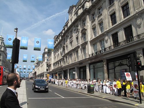 二零一四年七月十二日，法輪功學員在倫敦市中心重要地段遊行，廣傳法輪功真相