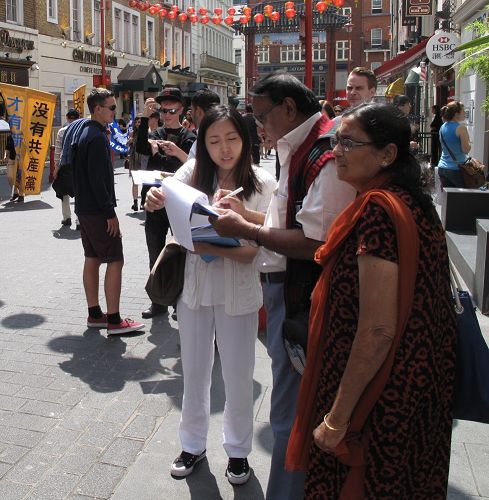 在倫敦唐人街，遊人簽名支持法輪功反迫害