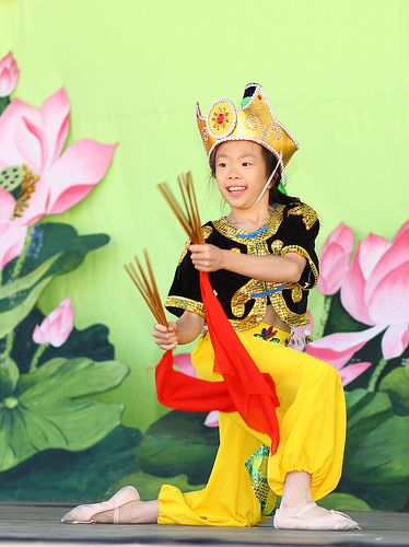 圖6：Aleeza平時還練跳中國古典舞，她在法輪大法日慶祝活動上表演了《筷子舞》