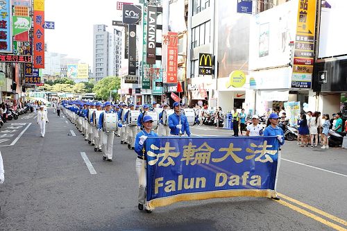圖1：約兩百名來自台灣北、中、南天國樂團成員為遊行的前導隊伍，所到之處，吸引民眾的目光