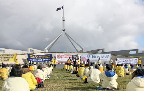 來自澳洲各地的法輪功學員在澳大利亞首都堪培拉國會山莊前舉行集會