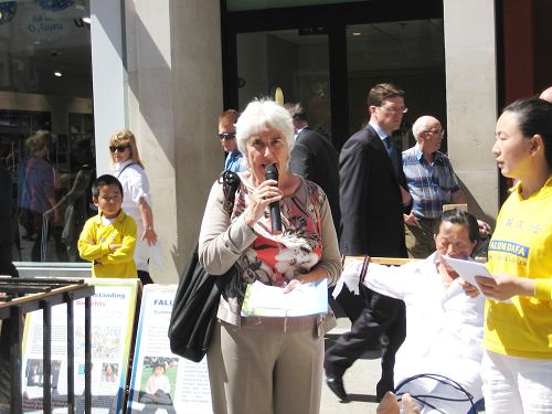 圖3：都柏林議員瑪琳•奧沙利文來到集會現場，發言支持法輪功十五年反迫害。