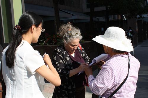 圖10：多倫多市民法庭翻譯Georgie在路口Yonge/Queen遇見了這次的活動