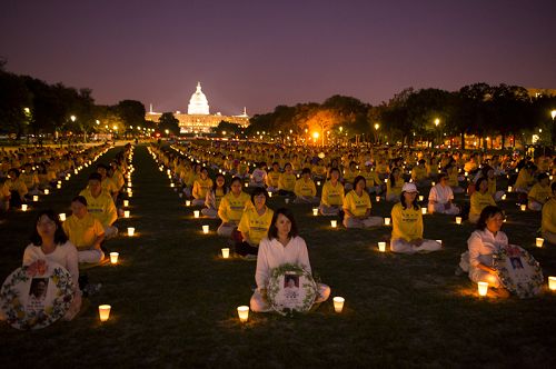 二零一四年七月十七日晚，上千名法輪功學員在美國國會山前的國家廣場上舉行燭光夜悼