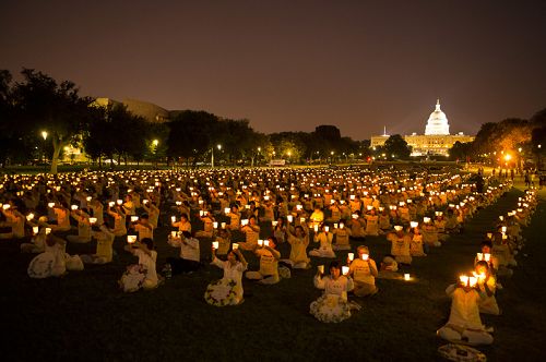 二零一四年七月十七日晚，上千名法輪功學員在美國國會山前的國家廣場上舉行燭光夜悼