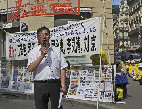 《大紀元時報》法國分社社長胡兆震先生在集會上發言。