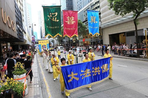 圖1-3：七月二十日，香港學員舉辦遊行活動反中共的迫害。
