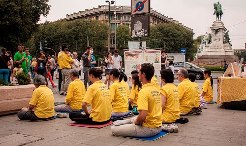 圖1：法輪功學員在米蘭市中心集會靜坐