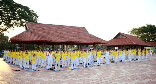 在吉隆坡蒂蒂旺莎公園舉行的720燭光追悼會開始前，法輪功學員進行集體煉功。