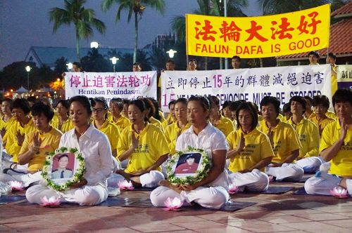 馬來西亞法輪功學員在吉隆坡蒂蒂旺莎公園舉行燭光追悼會，悼念多名被迫害致死的法輪功學員。