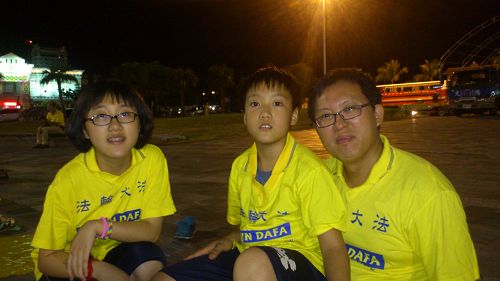 圖10：自強國中輔導室主任焦元昌帶著兩個小孩來參加意義深遠的悼念會