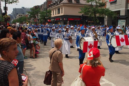 圖二：天國樂團在蒙特利爾加拿大國慶日遊行受歡迎