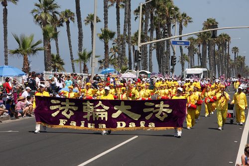 超過百人的法輪功學員方陣作為遊行中唯一的華人隊伍參加了杭庭頓海灘市的遊行