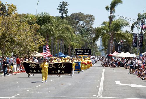 圖：法輪功學員參加了美國聖地亞哥縣南郡科羅納多島舉行的獨立日遊行，受到觀眾的熱情歡迎。