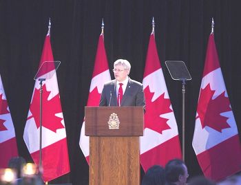 圖2：加拿大總理哈珀在「讚頌自由」籌款晚宴上發表演講