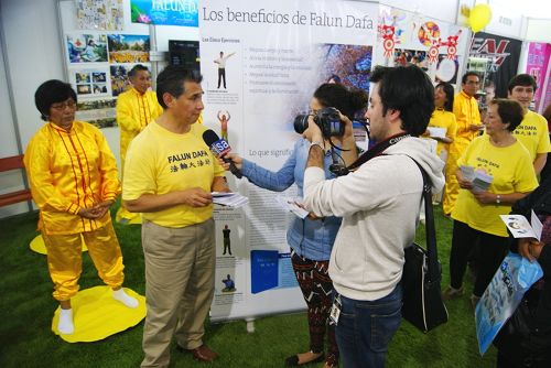 圖3：媒體記者在利馬舉行的家居博覽會上採訪法輪功學員