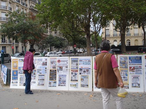 圖1-3：巴黎旅遊景點上的真相橫幅吸引很多中國人駐足觀看