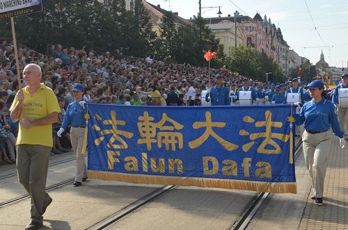 法輪功天國樂團參加匈牙利國慶慶典遊行