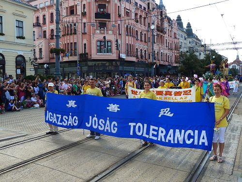法輪功學員參加匈牙利國慶慶典大遊行
