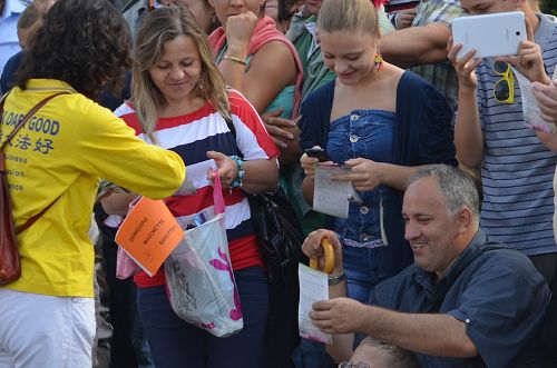 匈牙利國慶慶典遊行中，觀眾喜接法輪功真相傳單