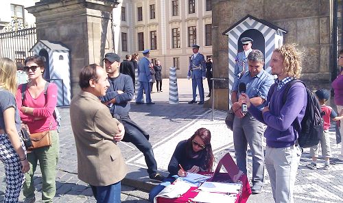 圖：人們在布拉格城堡前了解真相並在反迫害請願書上簽字